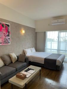 En eller flere senger på et rom på New Normal Hotel in NAMINOUE ニューノーマルホテルイン波の上