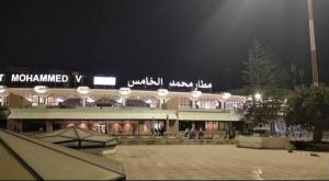 un edificio con un parque de patinaje delante de él por la noche en Sweet Room Airport 5 en Deroua