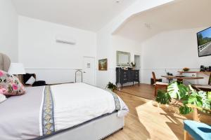 Gallery image of Rose Cottage Studio Romantic or Solo Getaway. Spa, Games Room in Broke