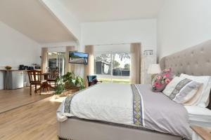 Gallery image of Rose Cottage Studio Romantic or Solo Getaway. Spa, Games Room in Broke