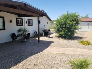 un patio con tavolo e sedie accanto a un edificio di 3 Bedroom, 2 Bath Whole House, ASU, Tempe, Scottsdale on Light Rail a Mesa