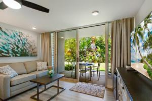 ein Wohnzimmer mit Sofa und Tisch in der Unterkunft Napili Puamala 128 in Kahana
