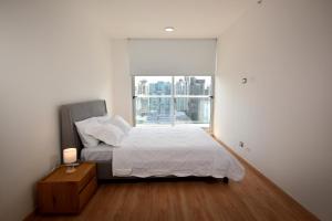 パナマシティにあるBreathtaking City View Apartment with Balcony XL - PH Quartier Marbellaのベッドと窓のある白い寝室 +25枚の写真