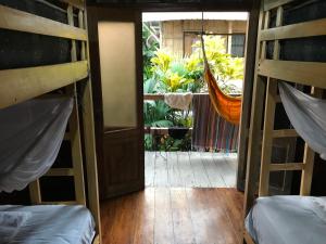 Ένα ή περισσότερα κρεβάτια σε δωμάτιο στο Onda Hostel Mompiche