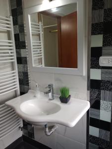 W łazience znajduje się biała umywalka i lustro. w obiekcie Los Moros Country w mieście San Rafael