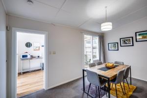 una sala da pranzo con tavolo e sedie di Central Cottage - Napier Holiday Home a Napier Altre 15 foto