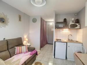 Studio Lamalou-les-Bains, 1 pièce, 2 personnes - FR-1-451-105にあるキッチンまたは簡易キッチン