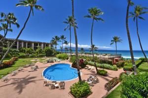 Una vista aérea de un complejo turístico con piscina y palmeras. en Hale Ono Loa 203, en Kahana