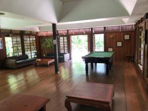 um quarto grande com uma mesa de bilhar em Baan Krating Phuket Resort -SHA Plus em Nai Harn Beach