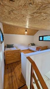 una piccola camera con due letti in una casa di Cabaña La escondida - JuJuy- a San Salvador de Jujuy