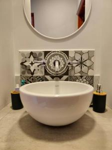 y baño con lavabo blanco y espejo. en Cabaña La escondida - JuJuy- en San Salvador de Jujuy