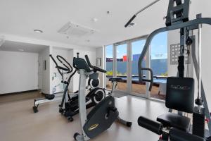 un gimnasio con equipo cardiovascular en un edificio en 306 The Frontage, en Victor Harbor