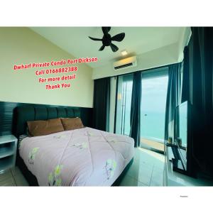 1 dormitorio con 1 cama y ventilador de techo en D Wharf Port Dickson Private Condo Waterfront en Port Dickson