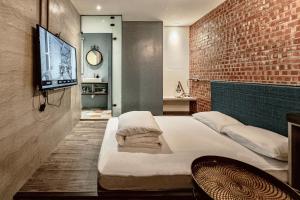 Rúm í herbergi á Hotel Leisure Chiayi