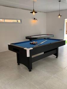 una mesa de ping pong en una habitación con en Casa para 4 personas en vista24uy, Bella Vista, Maldonado en Bella Vista