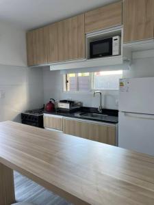 cocina con encimera de madera en Casa para 4 personas en vista24uy, Bella Vista, Maldonado en Bella Vista