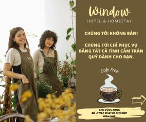 Window Homestay في Kon Tum: منشر لمطعم به سيدتان تقف بجانب كوب من القهوة