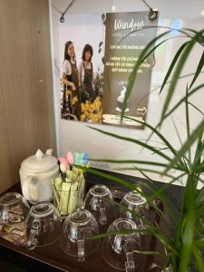 stół z okularami i znak w pokoju w obiekcie Window Homestay w mieście Kon Tum
