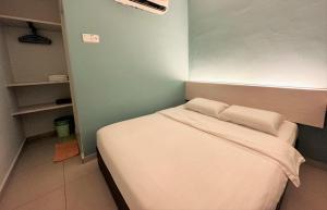 een kleine slaapkamer met een wit bed in een kamer bij De UPTOWN Hotel @ Damansara Uptown in Petaling Jaya