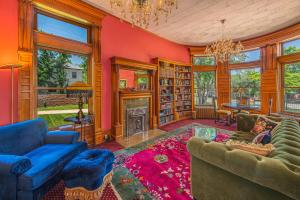 un soggiorno con divano e camino di Orman Mansion - Pueblo's Most Luxurious Stay! a Pueblo