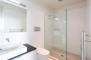 ห้องน้ำของ Cable Bay Luxury 1 Bedroom Surf Villa +19 ภาพ