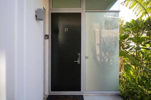 una puerta negra a una casa en Cable Bay Luxury 1 Bedroom Surf Villa, en Cable Bay