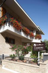 アッシジにあるCamere La Mimosaの花箱付き看板の建物