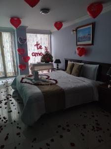 sypialnia z łóżkiem z czerwonymi sercami na ścianie w obiekcie HOTEL REALPICO VICTORIA w mieście Duitama