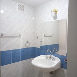 W łazience znajduje się umywalka i lustro. w obiekcie HOTEL REALPICO VICTORIA w mieście Duitama