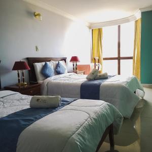 pokój hotelowy z 2 łóżkami i oknem w obiekcie HOTEL REALPICO VICTORIA w mieście Duitama