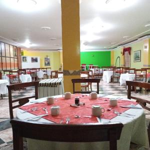 jadalnia ze stołem i przyborami kuchennymi w obiekcie HOTEL REALPICO VICTORIA w mieście Duitama