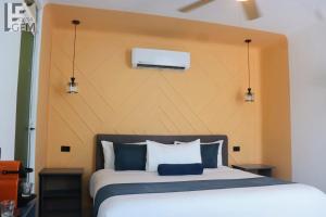 1 dormitorio con 1 cama grande y cabecero de madera en Casa Gem B&B en Playa del Carmen