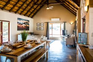 Una sala de estar con una mesa de madera y un sofá. en Buhala @ 411, en Hoedspruit