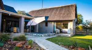 Cabaña con techo de paja y patio en Buhala @ 411, en Hoedspruit