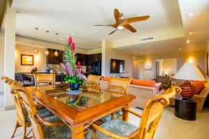 ein Esszimmer und ein Wohnzimmer mit Tisch und Stühlen in der Unterkunft Kapalua Golf Villa 16V 2 in Kahana