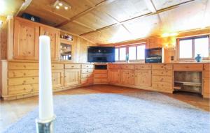 普夫龙滕Lovely Apartment In Pfronten With Sauna的一间大厨房,配有木制橱柜和地毯