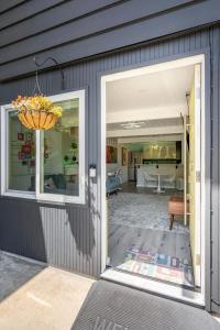 una puerta abierta de una casa con sala de estar en Mid-Century Luxury Suite - Marin Stay Near SF, Napa & Sonoma, en San Rafael