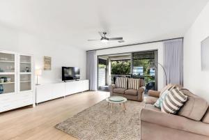 ein Wohnzimmer mit einem Sofa und einem Tisch in der Unterkunft Stunning Sea Views in Excellent Location in Victor Harbor