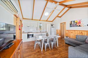 Η κουζίνα ή μικρή κουζίνα στο Lake Hume Holiday Park