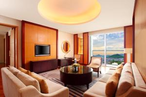 a large living room with a couch and a table at Sheraton Zhoushan Hotel in Zhoushan
