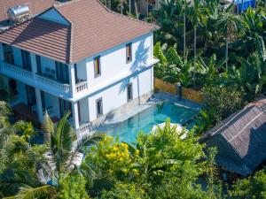 uma vista aérea de uma casa com piscina em Hoi An Luna Villa em Hoi An