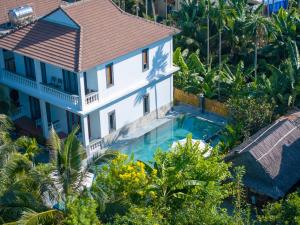 una vista aérea de una casa con piscina en Hoi An Luna Villa, en Hoi An