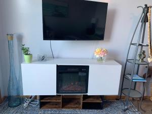 TV a/nebo společenská místnost v ubytování Earls Cove Orca View