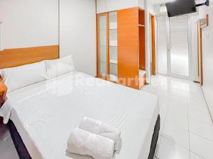 Rúm í herbergi á Sang Surya GuestHouse Syariah Near RS Hasan Sadikin Mitra RedDoorz
