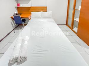 Rúm í herbergi á Sang Surya GuestHouse Syariah Near RS Hasan Sadikin Mitra RedDoorz