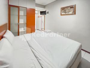 Rúm í herbergi á Sang Surya GuestHouse Syariah Near RS Hasan Sadikin Mitra RedDoorz