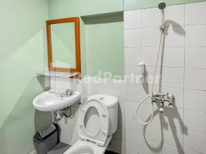 Baðherbergi á Sang Surya GuestHouse Syariah Near RS Hasan Sadikin Mitra RedDoorz