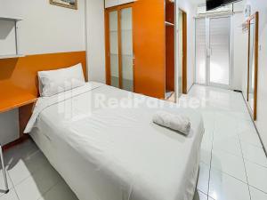 Rúm í herbergi á Sang Surya GuestHouse Syariah Near RS Hasan Sadikin Mitra RedDoorz