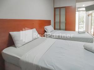 Rúm í herbergi á Sang Surya GuestHouse Syariah Near RS Hasan Sadikin Mitra RedDoorz