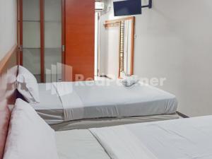 Rúm í herbergi á Sang Surya GuestHouse Syariah Near RS Hasan Sadikin Mitra RedDoorz